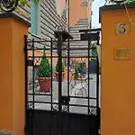 Tucci's 4* Rom